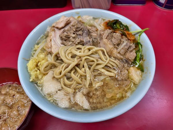 「小ラーメン　半分　ニンニクアブラショウガ　ニラだれ　甘～い脂」@ラーメン二郎 中山駅前店の写真