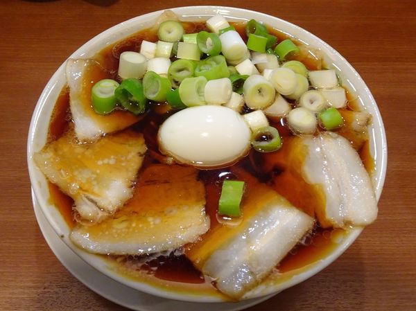 「チャーシュー中華そば（880円）＋半熟玉子（100円）＋ねぎ」@濃厚中華そば 佐とうの写真
