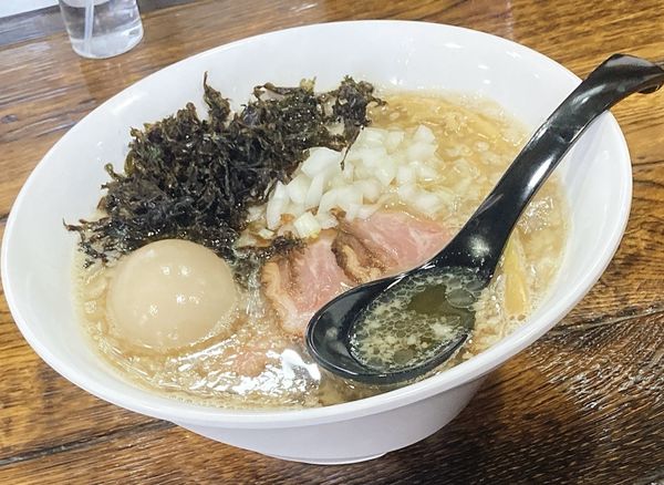 「背脂煮干し蕎麦(太麺)＋味玉」@麺や 空と大地の写真