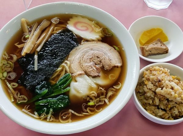「ラーメン ４５０円（ミニチャーハン＋お新香＋水餃子）」@晴華の写真