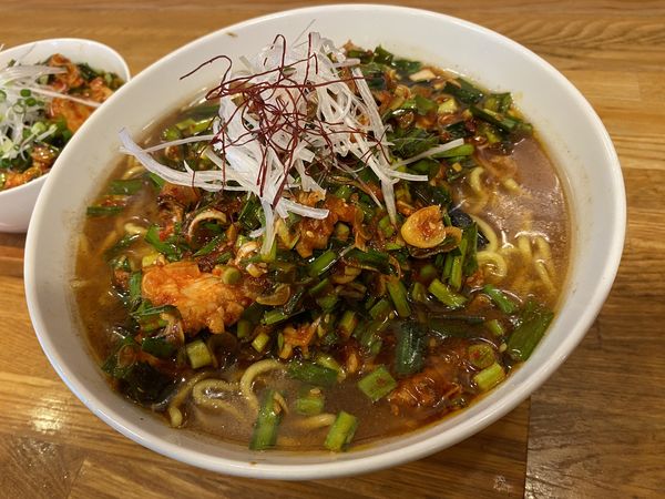 「にらそば汁あり＋にらチャーシュー丼」@NOODLE BOWL MAZEの写真