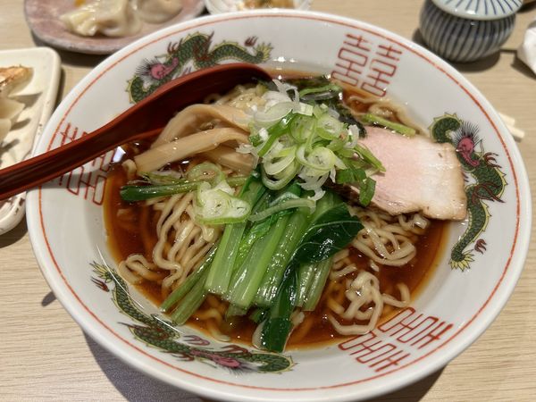「油ラーメン600円＋ギョーザ（4ヶ）250円✖️二種類」@珍来亭の写真