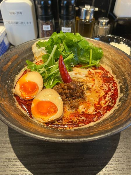 「紅タンタン麺パクチー玉子」@四川麺条香氣の写真