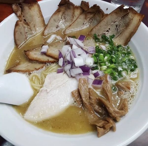 「鶏白湯ラーメンチャーシュー」@明星飯店の写真