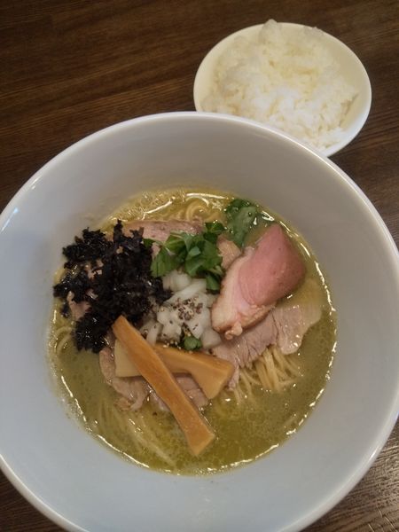 「カキ出汁の濃密潮そば900円ライス100円」@㐂九八～エキチカ～の写真