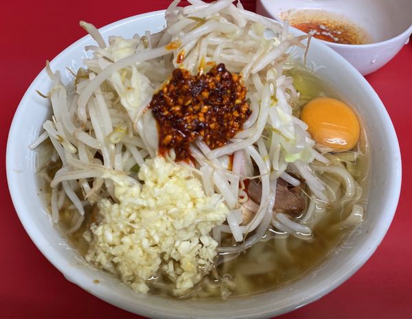 「小豚 玉子X2  ヤサイ ニンニク ラー油」@ラーメン二郎 千住大橋駅前店の写真