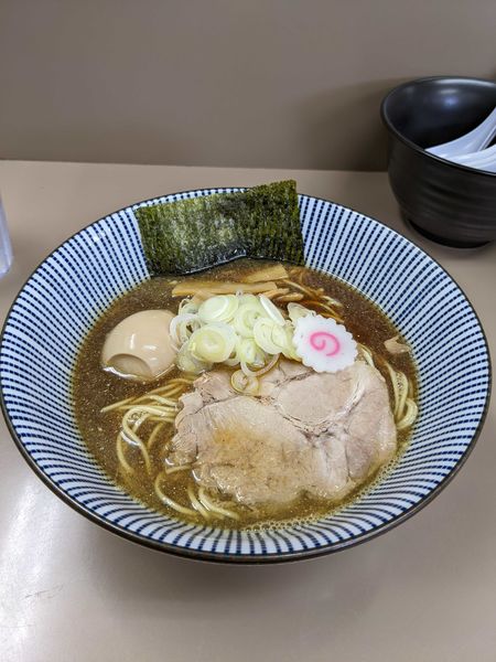 「黒煮干しそば + 味玉」@庵悟の写真