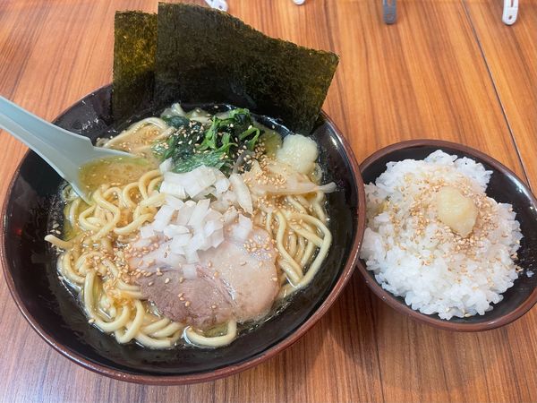 「家系ラーメン醤油＋無料ライス2杯」@横浜家系ラーメン 壱角家 越谷店の写真
