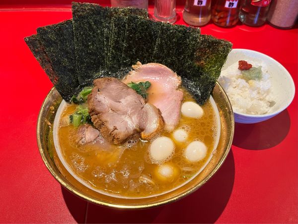 「ラーメン(金丼Ver.) カタメ+特上チャーシュー+うずらの玉子」@厚木家の写真