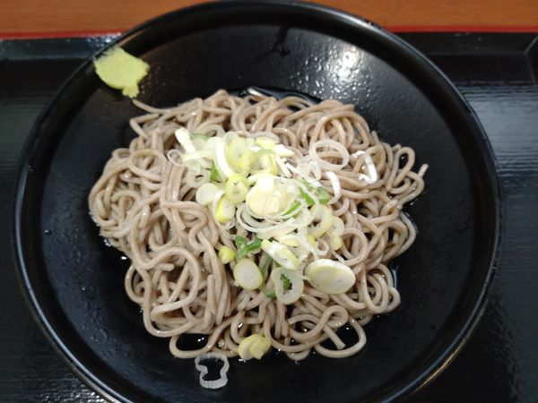 「かけそば（冷に変更）　３１０円」@あじさい茶屋 鶯谷店の写真