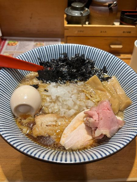 「特製背脂醤油ラーメン」@焼きあご塩らー麺 たかはし 新宿本店の写真