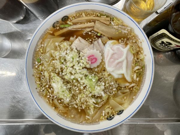 「サッポロ赤星他＋チャシュー皿→ ワンタンメン 半熟玉子 細葱」@中華そば みたかの写真