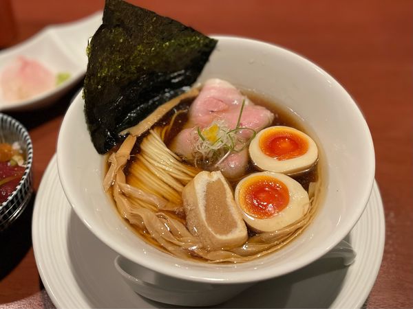 「津軽煮干し中華蕎麦（味玉入り）¥900」@酒肴場 屯の写真