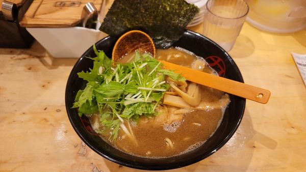 「魚介醤油とんこつラーメン」@九十九とんこつラーメン 恵比寿本店の写真