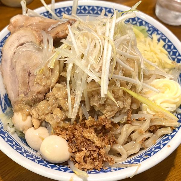 「まぜそば 300g（野菜中・背脂大・マヨ・チーズ）」@豚の神様の写真