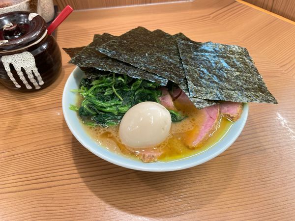 「外伝ラーメン 並(ほうれん草トッピング)」@家系らーめん 武将家 外伝の写真