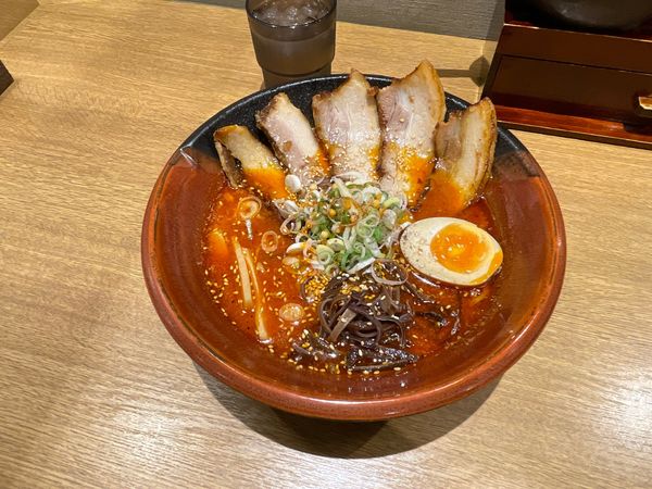 「焙煎辛みそ炙りとろ豚チャーシュー麺」@らーめん 吉山商店 なんばラーメン一座店の写真