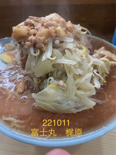 「ラーメン少なめ＋サ生玉子　980」@ラーメン富士丸 明治通り都電梶原店の写真