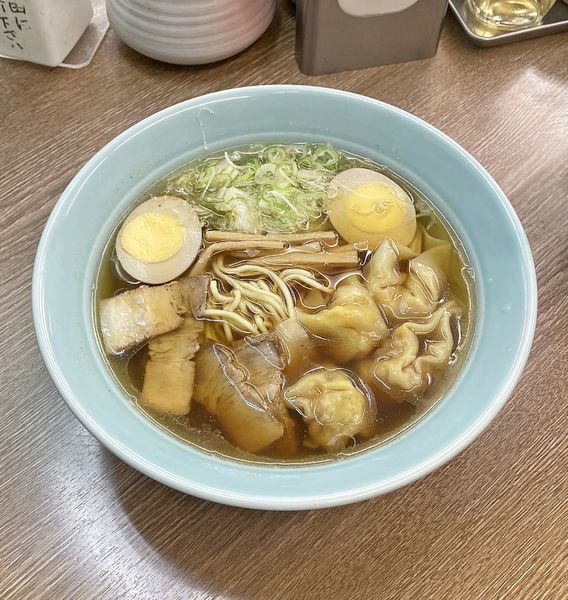 「ワンタンメン＋味玉」@名代らーめん 航海屋 新宿店の写真