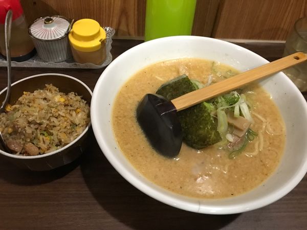 「豚骨味噌ラーメン＋ミニチャーハン」@麺屋 悠信の写真