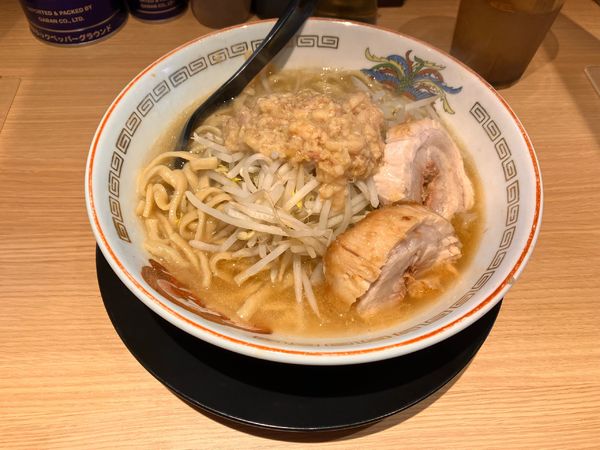 「ラーメン小（ヤサイ少な目・アブラ）」@ラーメン豚山 門前仲町店の写真