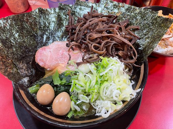 「ラーメン＋のり＋きくらげ＋薬味ねき＋半賄い飯」@家系ラーメン とらきち家の写真