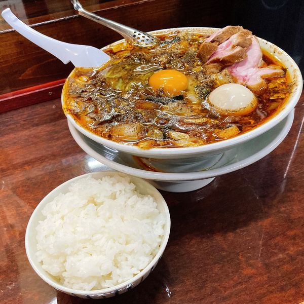 「【限定】すず喜ブラック＋専用小ライス＋生卵」@鶏こく中華 すず喜の写真