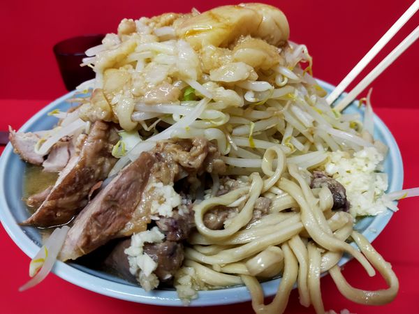 「大豚（麺硬め・辛め・脂・にんにく）」@ラーメン二郎 一橋学園店の写真