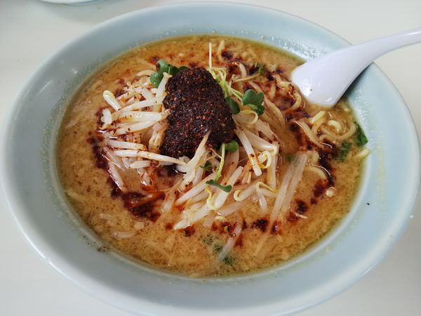 「みそらーめん　＋ラー油唐辛子：無料」@くるまやラーメン 松本渚店の写真