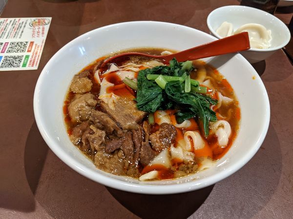 「牛バラ刀削麺」@陳家私菜 新宿店の写真