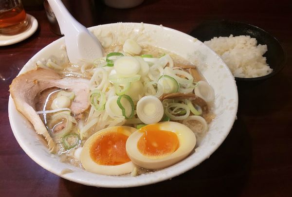 「醤油味玉子ラーメン（背脂ギタギタ指定）+半ライス」@こってりらーめん なりたけ 本八幡店の写真