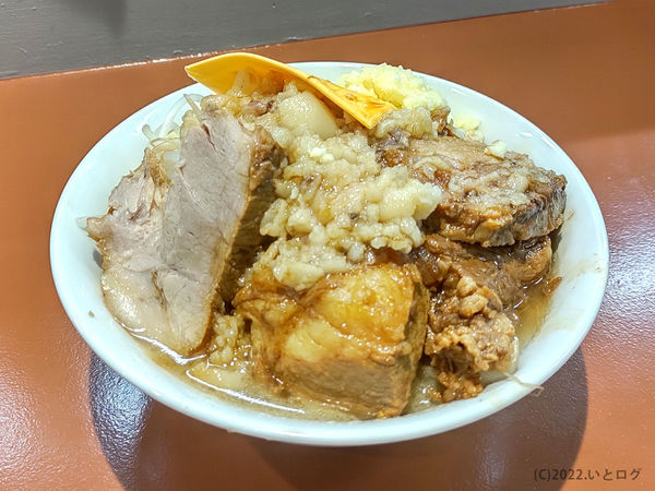 「豚ラーメン 300g（＋卵＋チーズ）」@THE SUN COMENの写真