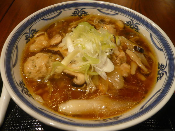 「鶏肉とキノコたっぷりそば」@麺とおばんざいとお酒のお店 佳什の写真