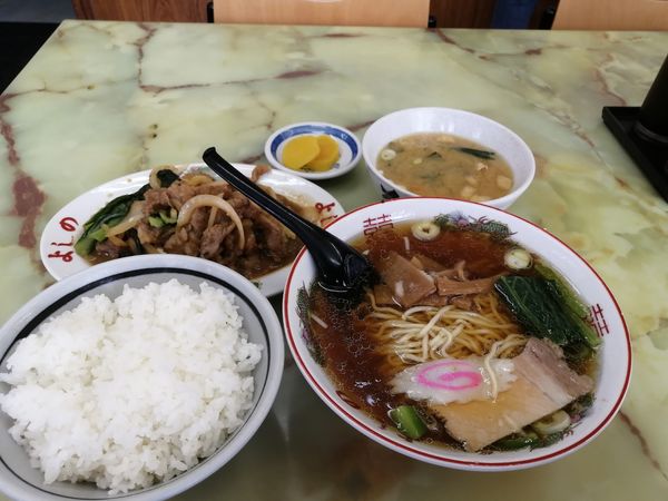「ラーメン550円牛肉のスタミナ炒め定食900円(税別)」@よしの食堂の写真