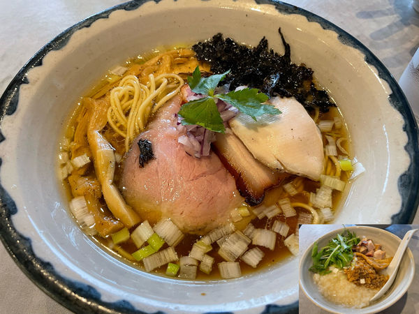 「鶏と貝出し中華そば900円、鶏粥360円」@八二軒の写真