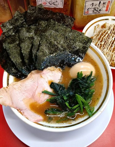 「ラーメン 750円＋味玉・海苔 各100円」@家系ラーメン王道家直伝 との丸家 船橋店の写真