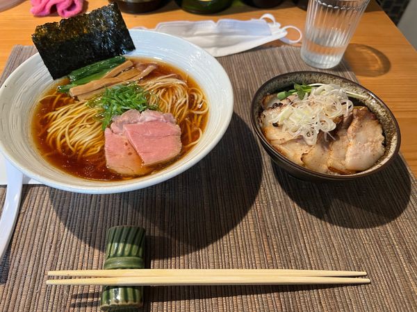 「醤油ラーメン950円＋限定チャーシュー丼420円」@麺屋 さくら井の写真