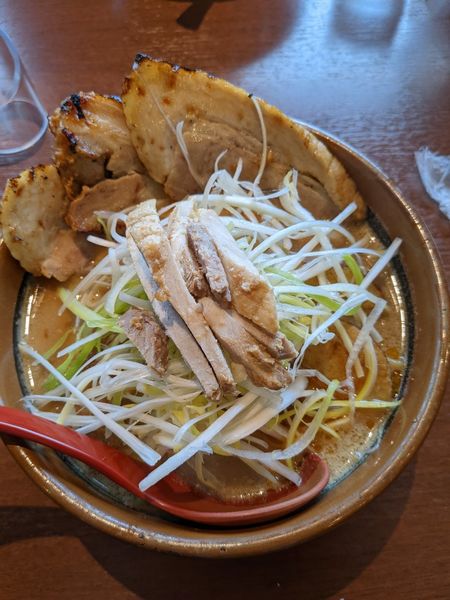 「北海道味噌　味噌漬け炙りチャーシュー麺　白ネギトッピング」@麺場 田所商店 小田原店の写真