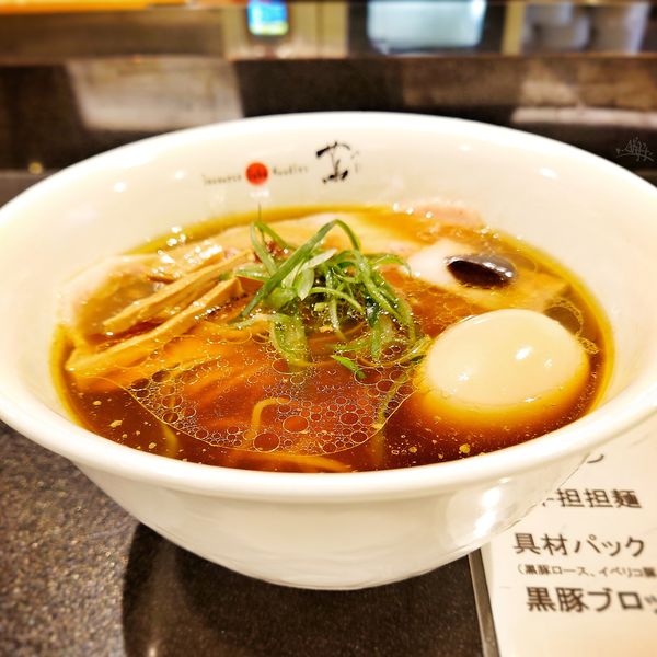 「醤油ラーメン、青森シャモロック味玉」@Japanese Soba Noodles 蔦の写真
