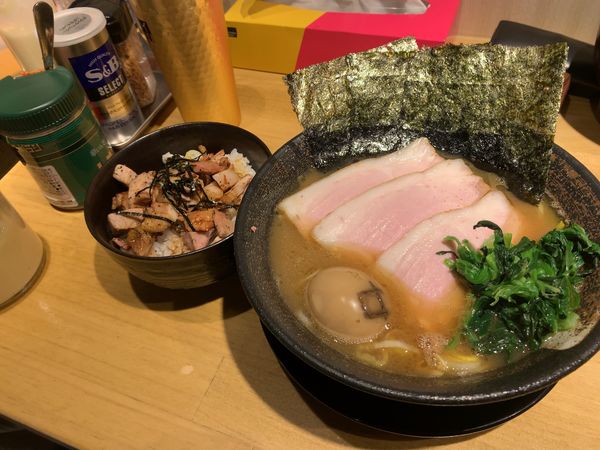 「チャーシューメン＋半チャーシュー丼＋燻製味玉」@麺家 燻の写真