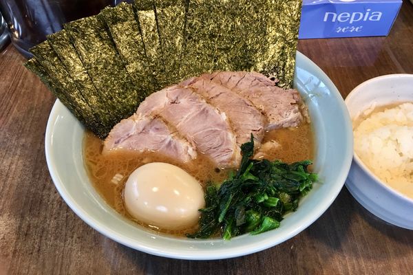 「全部のせ(並)・味濃め・麺硬め ＋ライス(小)」@ラーメンチョップの写真