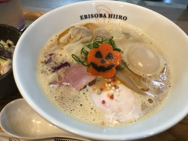 「濃厚えびそば+わんたん+味玉+吊るし焼き+鶏マヨ丼」@えびそば 緋彩の写真