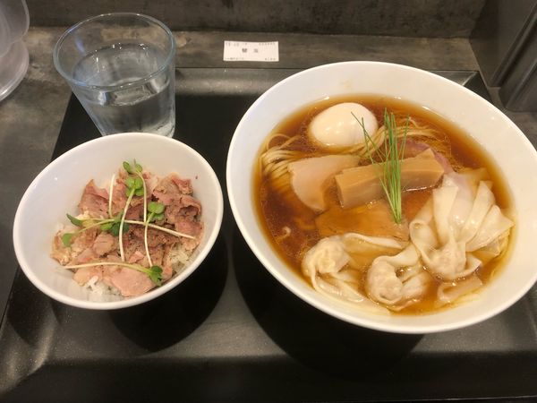 「鶏そば+わんたん+味玉+ミニローストポーク丼+替え玉」@らぁ麺 やまぐちの写真