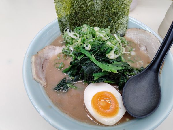 「丸得ラーメン並＋ほうれん草＋辛味」@横浜家系ラーメン田中の写真