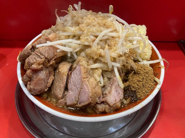 「大ラーメン豚入り(野菜マシニンニクアブラマシマシ節粉)¥1050」@ラーメンタロー 五反田の陣の写真