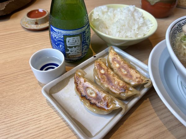 「味玉肉そば(825円)+餃子セット275円+日本酒429円」@丸源ラーメン 新座片山店の写真