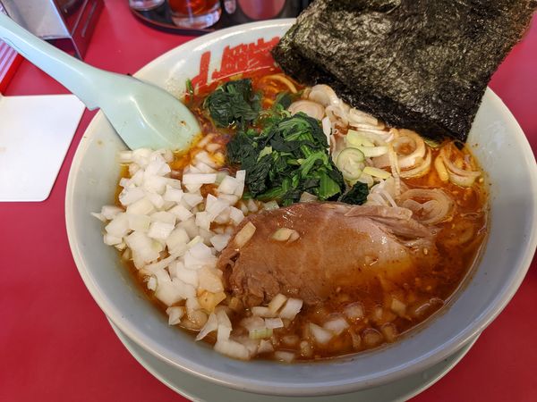 「辛味噌ラーメン ほうれん草 玉ねぎ」@山岡家 狭山店の写真