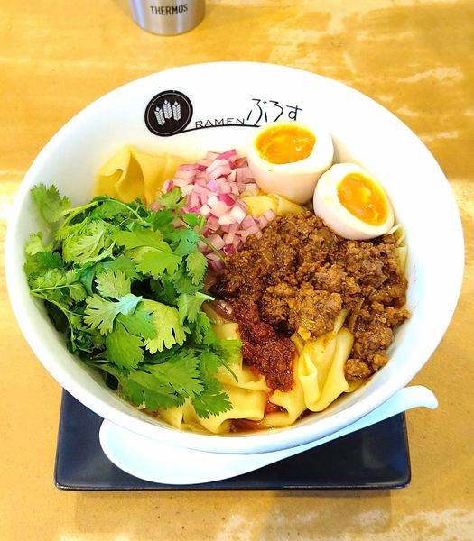 「ビャンビャン麺パクチーのせ 1090円＋燻製味玉 130円」@Ramenぶろすの写真