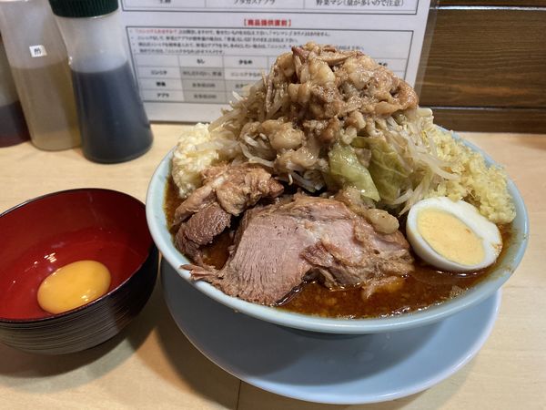 「限定辛魚介ラーメン少なめ　生卵　トッピング生姜」@ラーメン富士丸 平塚店の写真