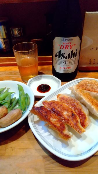 「アサヒスーパードライ・中瓶＋焼き餃子（￥550+360）」@萬龍軒の写真